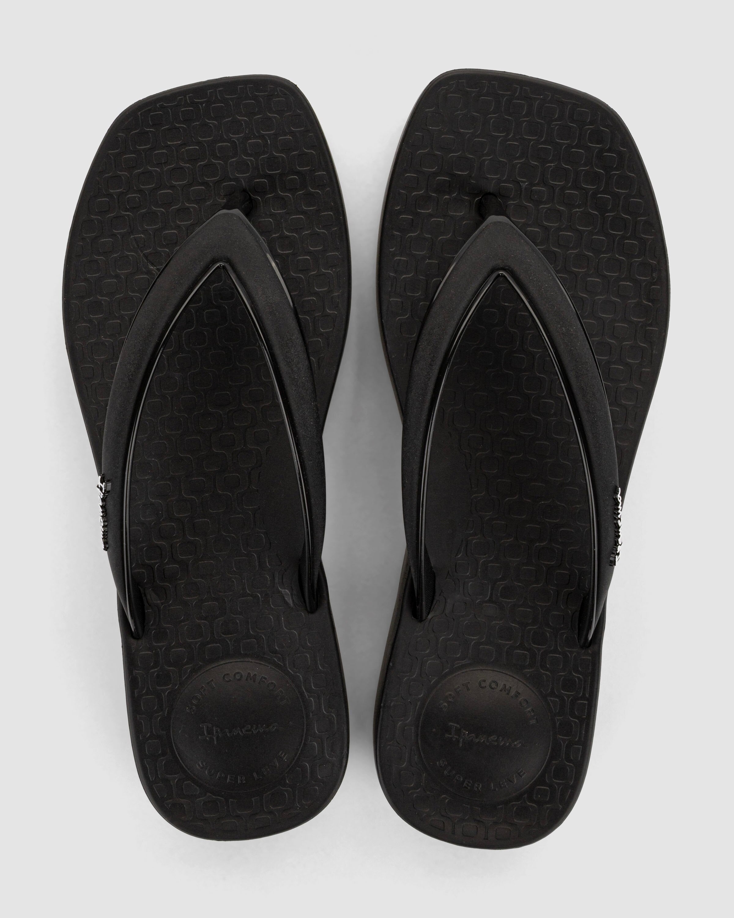 Chinelo de Dedo Preto Pluma Up Ipanema