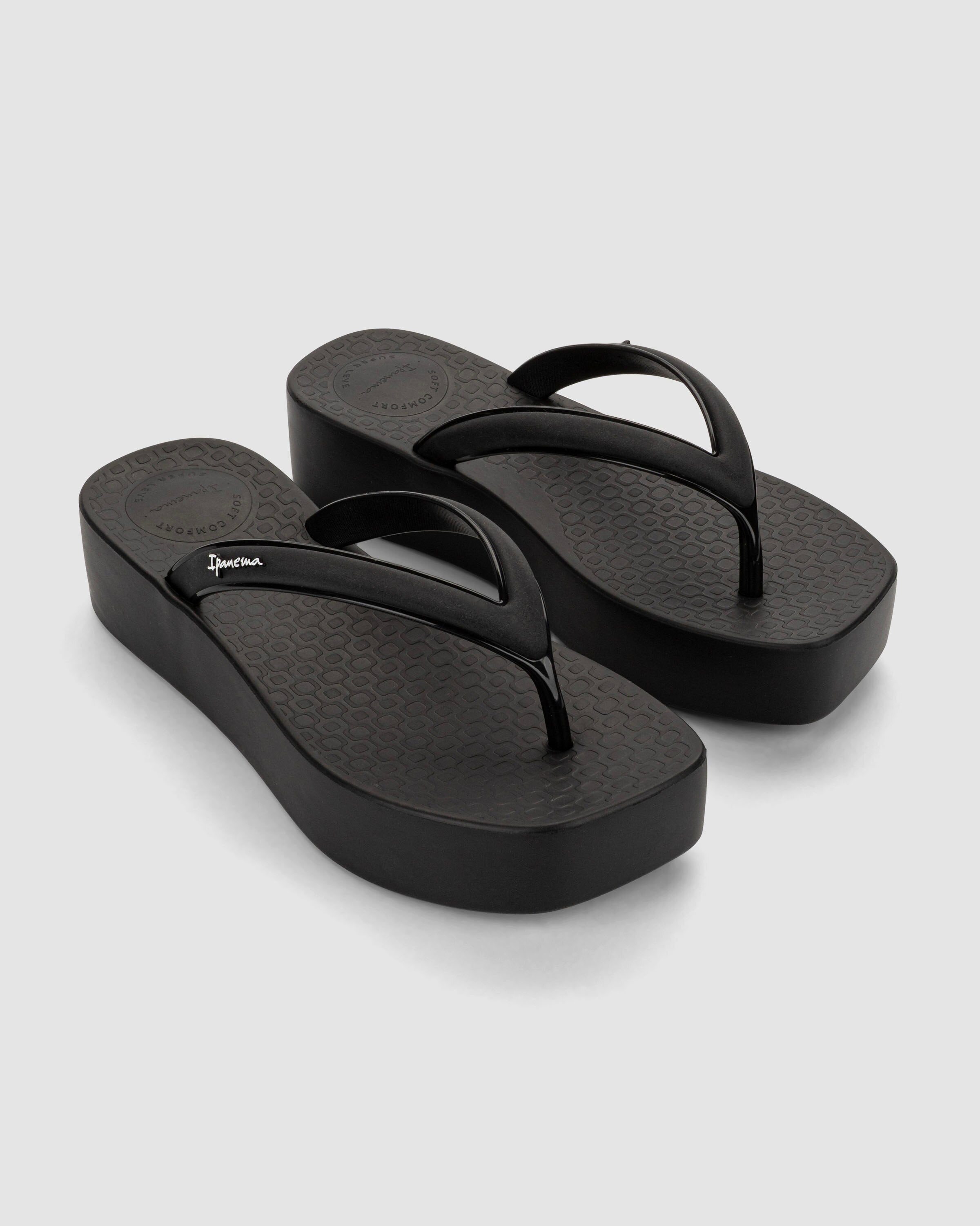 Chinelo de Dedo Preto Pluma Up Ipanema